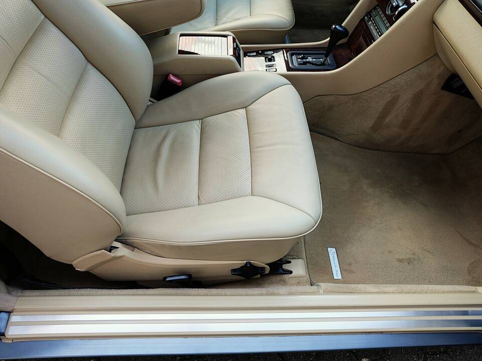 Image 22/63 of Mercedes-Benz 300 CE (1991)