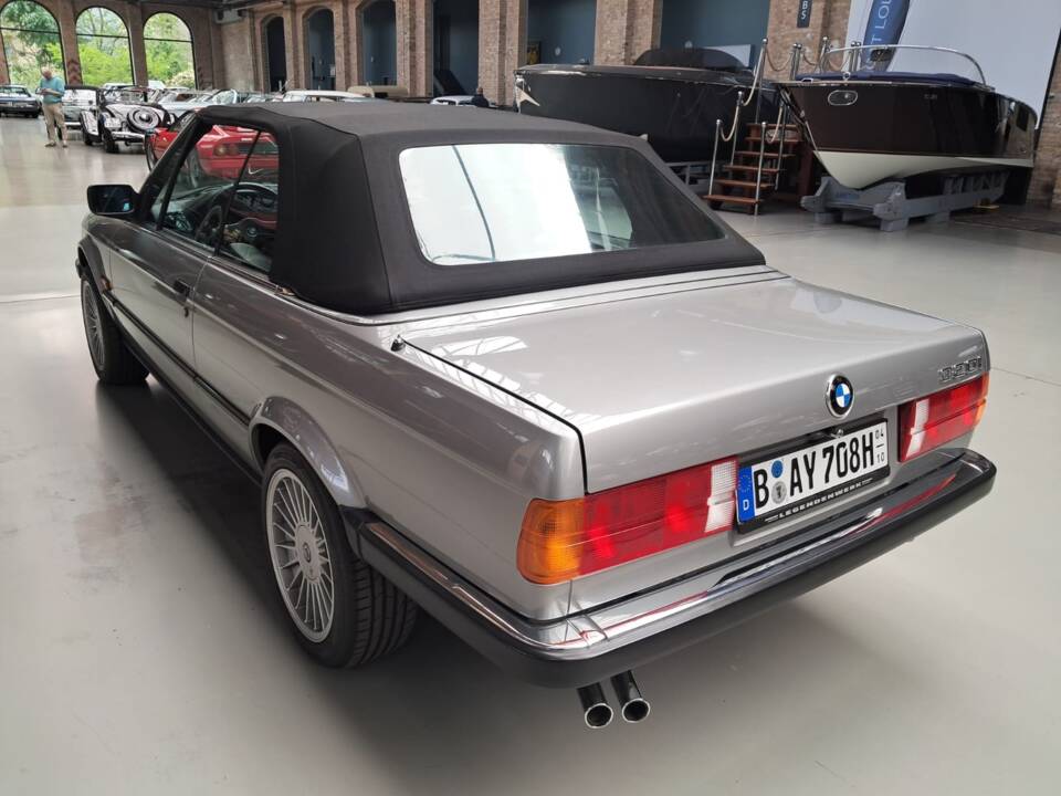 Image 8/12 of BMW 320i (1990)