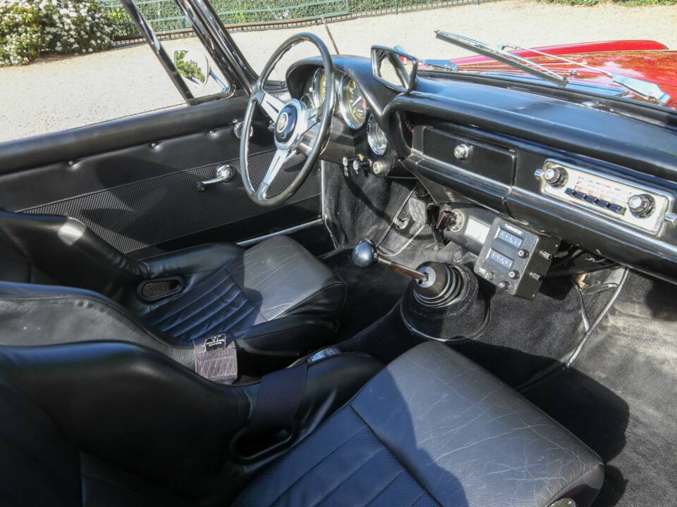 Image 42/50 of Alfa Romeo 2600 Spider (1962)