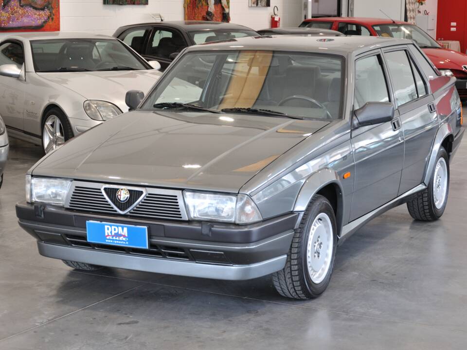 Image 9/34 de Alfa Romeo 75 2.0 Twin Spark (1987)