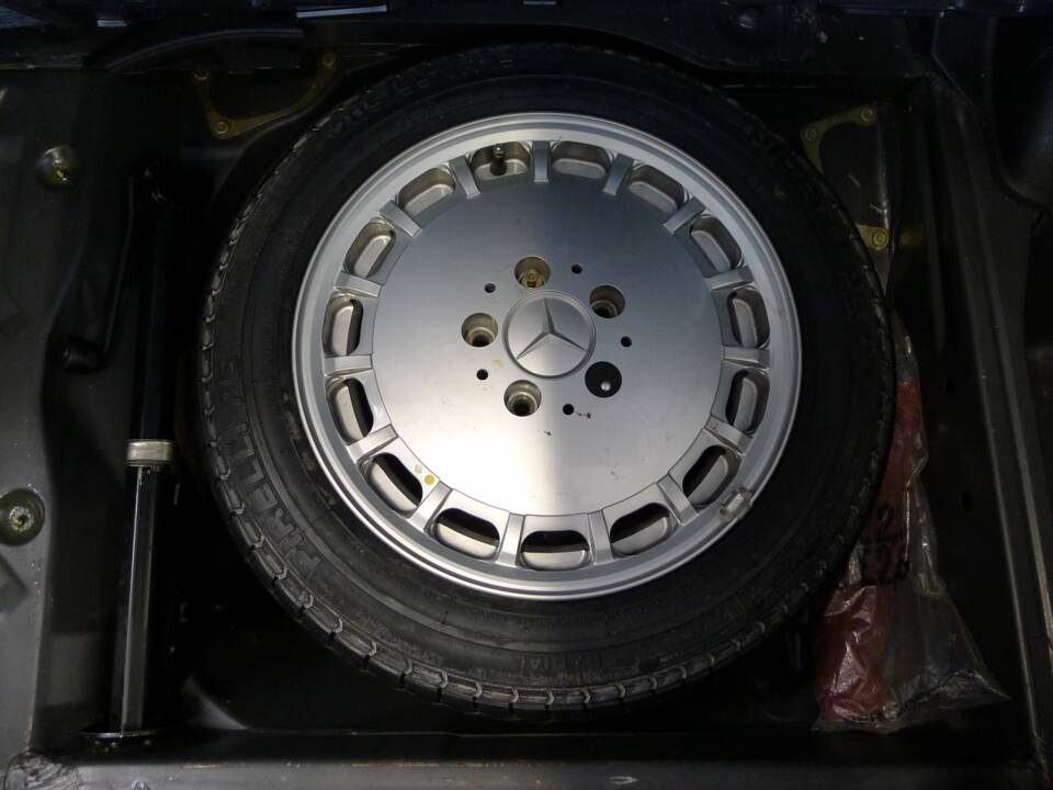Image 22/49 of Mercedes-Benz 190 E 2.3-16 (1984)