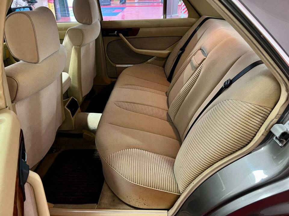 Bild 10/30 von Mercedes-Benz 380 SE (1985)