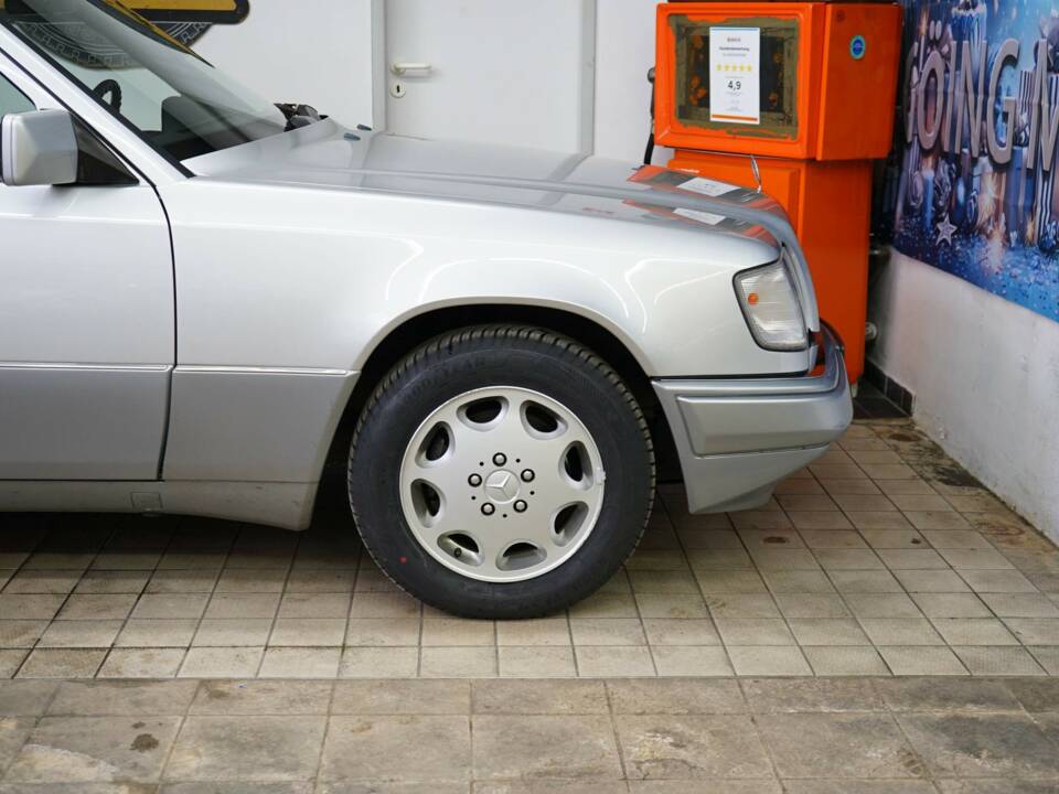Image 35/36 de Mercedes-Benz E 220 T (1993)