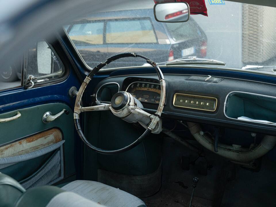 Image 21/42 of Renault Ondine (1962)