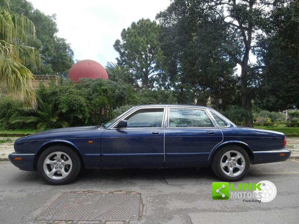 Image 3/10 de Jaguar XJ 8 Sovereign (1999)