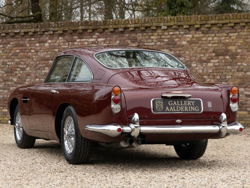 Image 2/50 de Aston Martin DB 5 Vantage (1965)