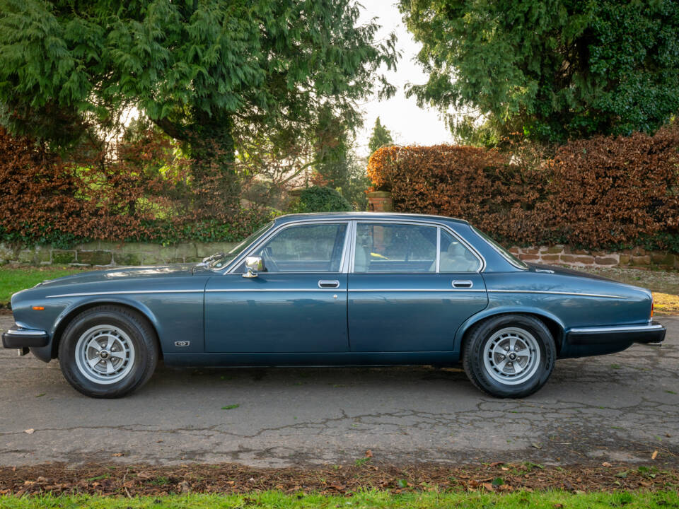 Image 4/14 of Daimler Sovereign 4.2 (1984)