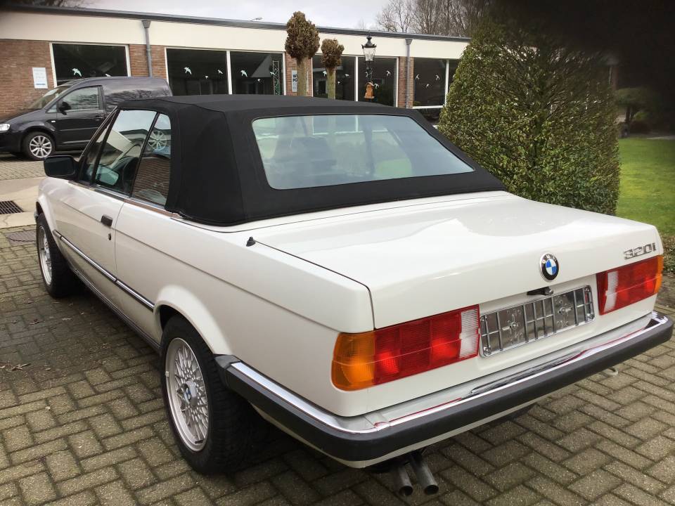 Afbeelding 2/20 van BMW 320i (1992)