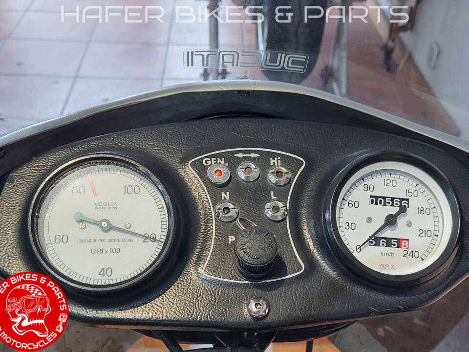 Image 17/37 de Ducati 900 SS (1981)