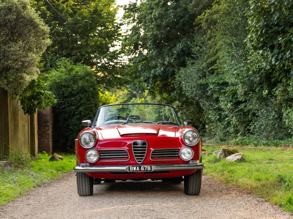 Image 6/27 of Alfa Romeo 2600 Spider (1964)