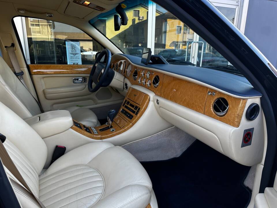 Image 17/22 of Bentley Arnage Red Label (2001)