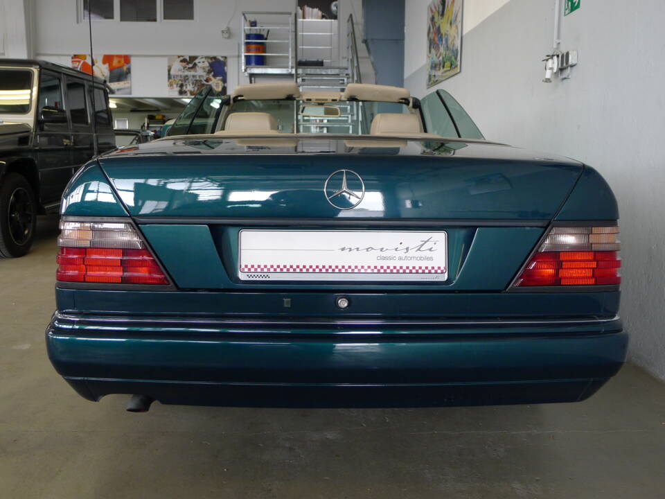 Image 26/40 of Mercedes-Benz E 220 (1995)
