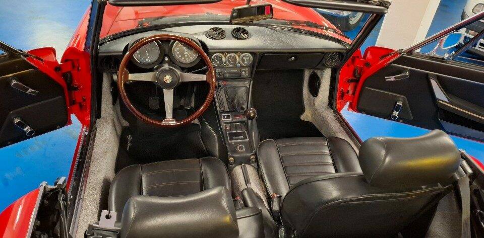 Image 25/43 of Alfa Romeo Spider Veloce 2000 (1982)