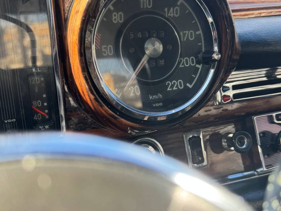 Image 25/37 de Mercedes-Benz 250 SE (1966)