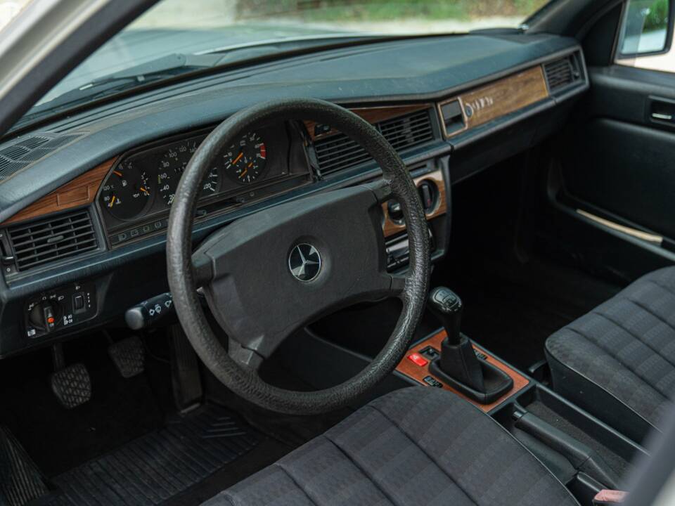 Image 24/50 of Mercedes-Benz 190 E 1.8 (1991)