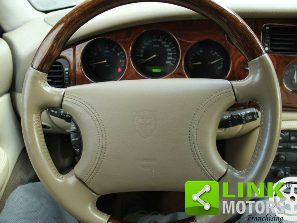 Image 13/16 of Jaguar XK8 4.0 (1997)