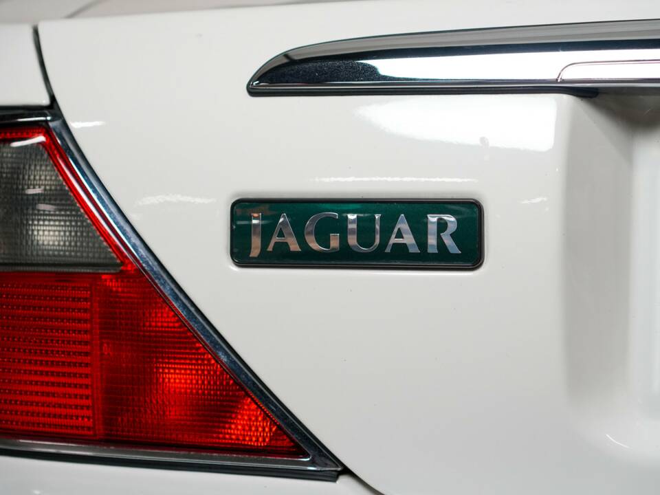 Image 29/50 of Jaguar XJR 4.0 (1995)