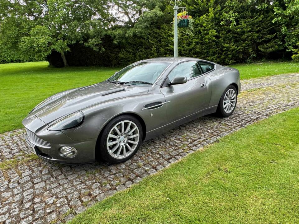 Immagine 3/23 di Aston Martin V12 Vanquish (2003)