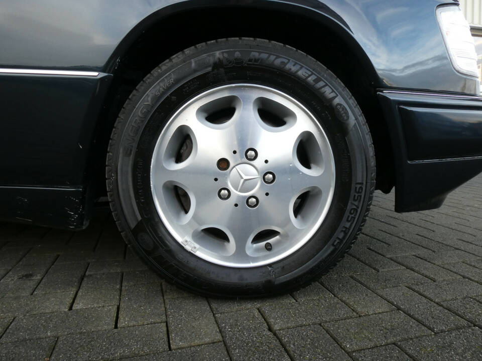 Bild 23/24 von Mercedes-Benz E 320 (1994)