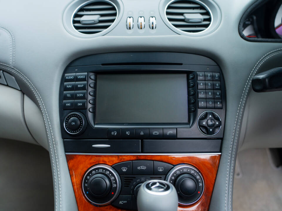 Image 28/60 of Mercedes-Benz SL 65 AMG (2004)