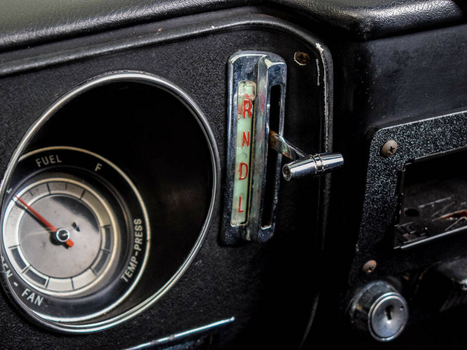 Image 41/50 of Chevrolet Corvair Monza Convertible (1966)