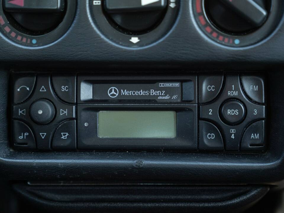 Imagen 35/50 de Mercedes-Benz 190 E (1988)