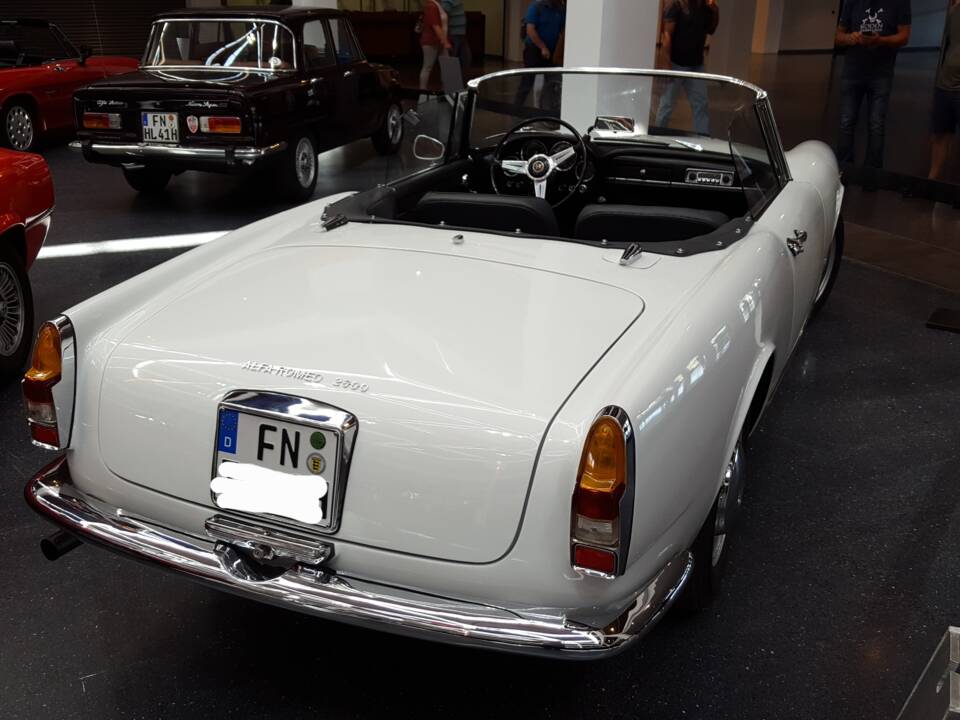 Image 2/8 of Alfa Romeo 2600 Spider (1963)