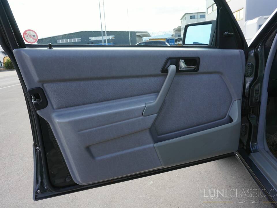 Immagine 32/47 di Mercedes-Benz 190 E 2.3 (1992)