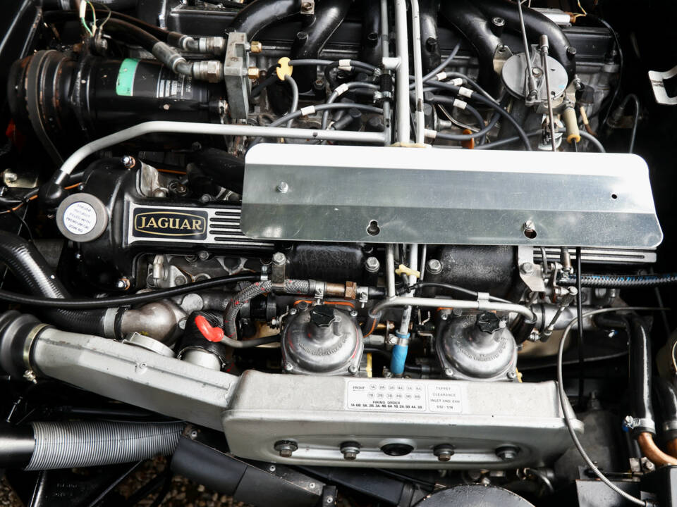 Image 44/50 of Jaguar E-Type V12 (1974)