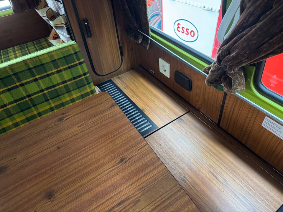Image 60/100 of Volkswagen T2b Westfalia (1979)
