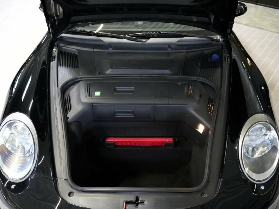 Image 13/15 of Porsche 911 Carrera S (2004)