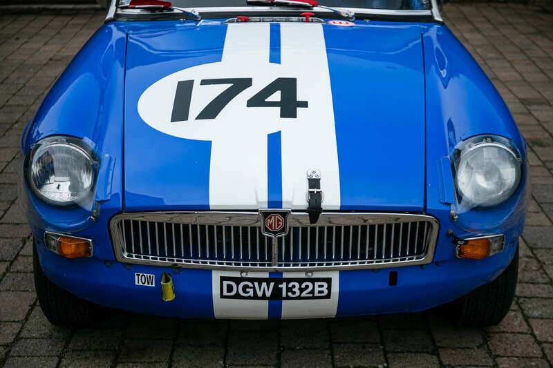 Image 35/45 of MG MGB GT (1964)