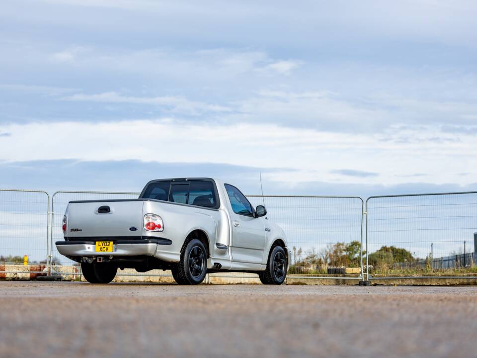 Image 17/50 of Ford F-150 SVT Lightning (2002)