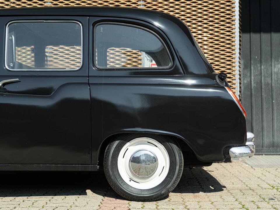 Image 19/36 of Austin FX 4 D London Taxi (1961)
