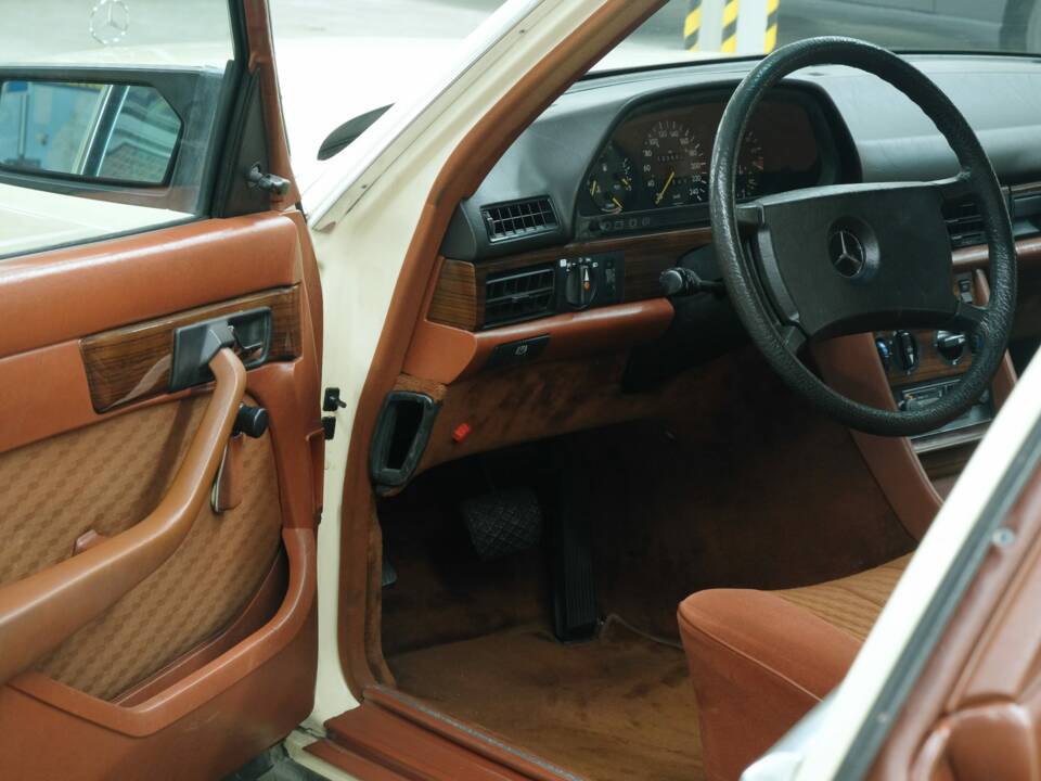 Bild 50/50 von Mercedes-Benz 380 SE (1980)