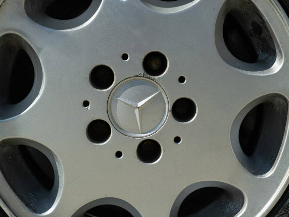 Bild 18/46 von Mercedes-Benz 300 CE (1988)