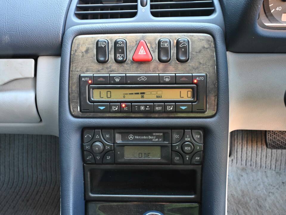 Image 14/50 of Mercedes-Benz CLK 230 Kompressor (2002)