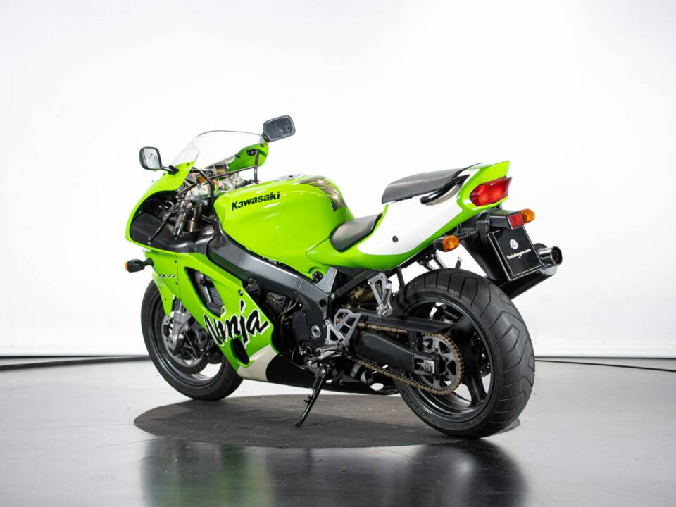 Immagine 2/50 di Kawasaki Ninja 750 ZX-7R (1999)
