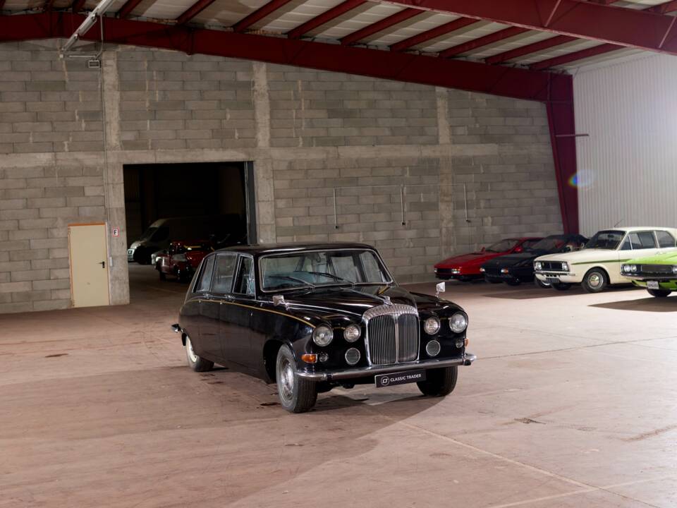 Image 28/70 of Daimler DS 420 (1976)
