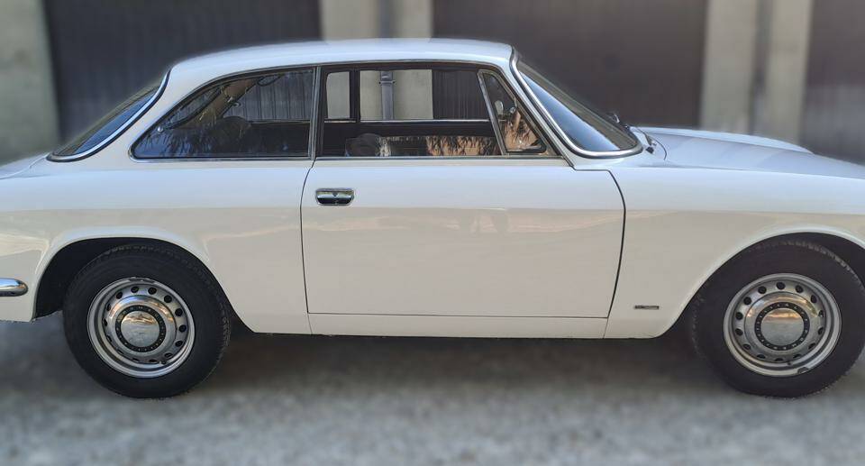 Image 9/39 of Alfa Romeo Giulia GT 1300 Junior (1970)