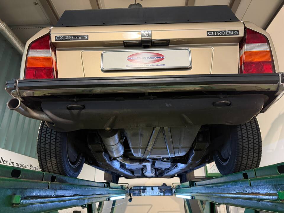Image 40/43 de Citroën CX 25 GTi (1984)