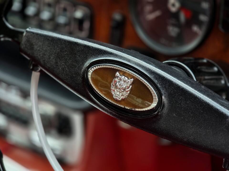 Image 9/50 of Jaguar XJ 6 4.2 (1972)