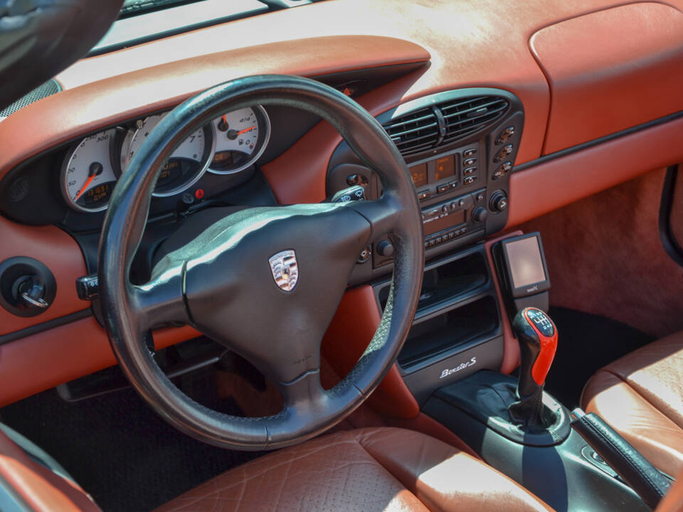 Immagine 22/30 di Porsche Boxster S (2000)