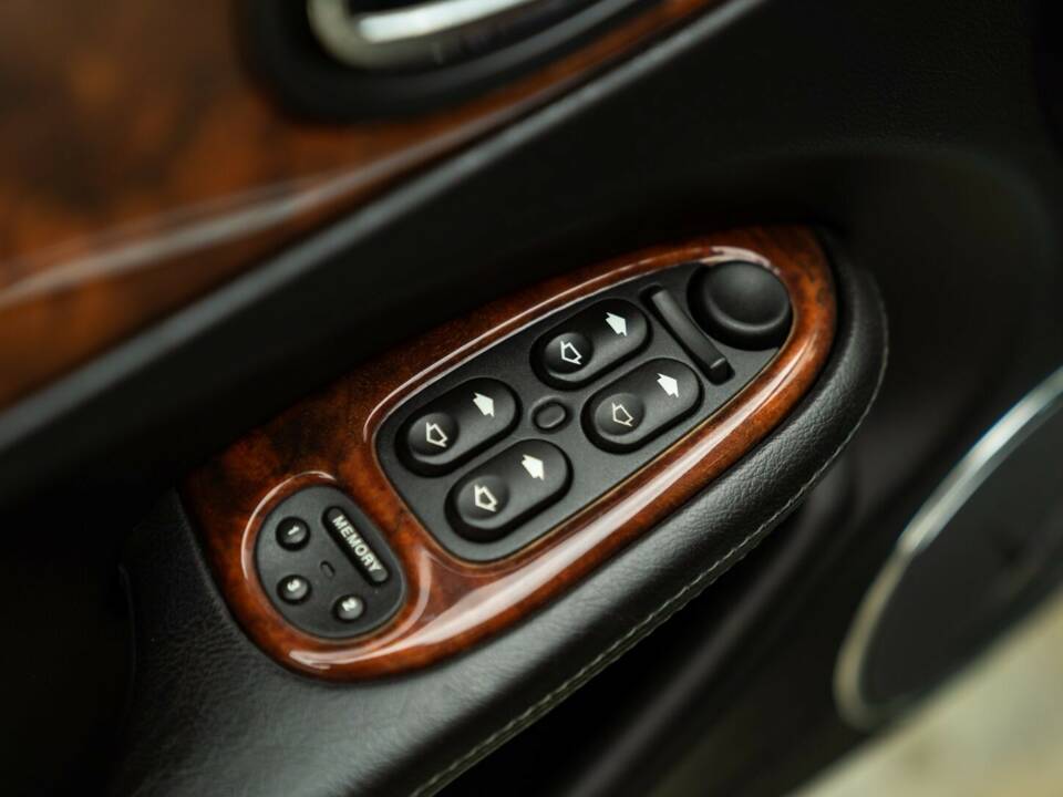 Image 30/50 de Jaguar XJR 4.0 (2000)