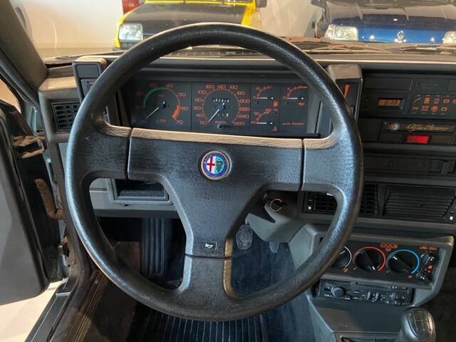 Imagen 12/32 de Alfa Romeo 75 2.0 Twin Spark (1989)