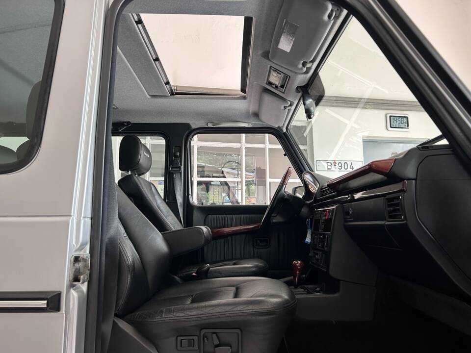 Image 13/28 of Mercedes-Benz G 500 (SWB) (1999)