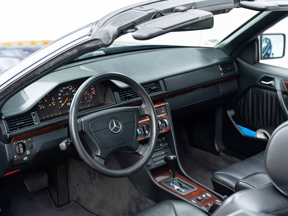 Image 23/45 of Mercedes-Benz E 220 (1995)
