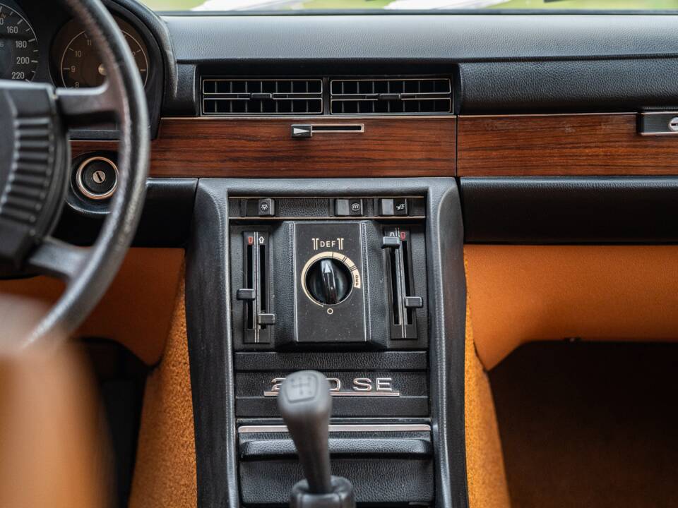 Afbeelding 28/75 van Mercedes-Benz 280 SE (1976)