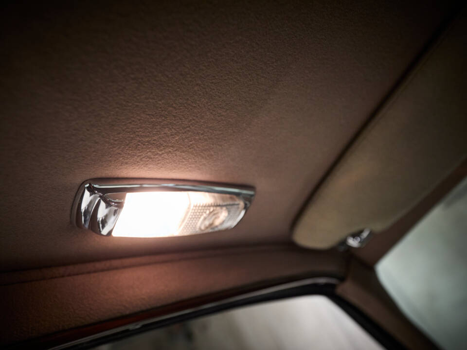 Image 52/99 of Rolls-Royce Corniche I (1979)