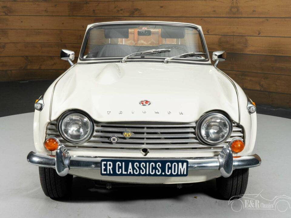 Image 16/19 of Triumph TR 4A IRS (1966)